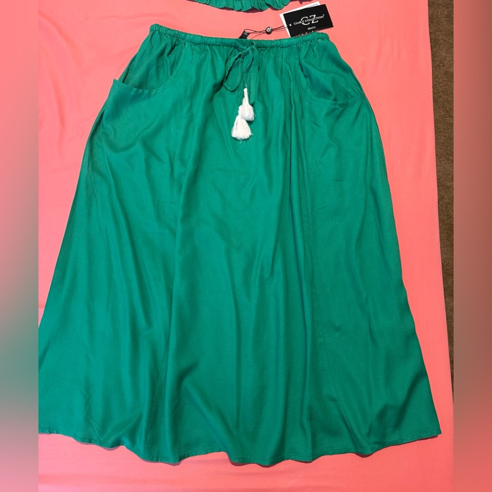 Green Skirt Set with Embroidered Detail - Picture 13 of 14